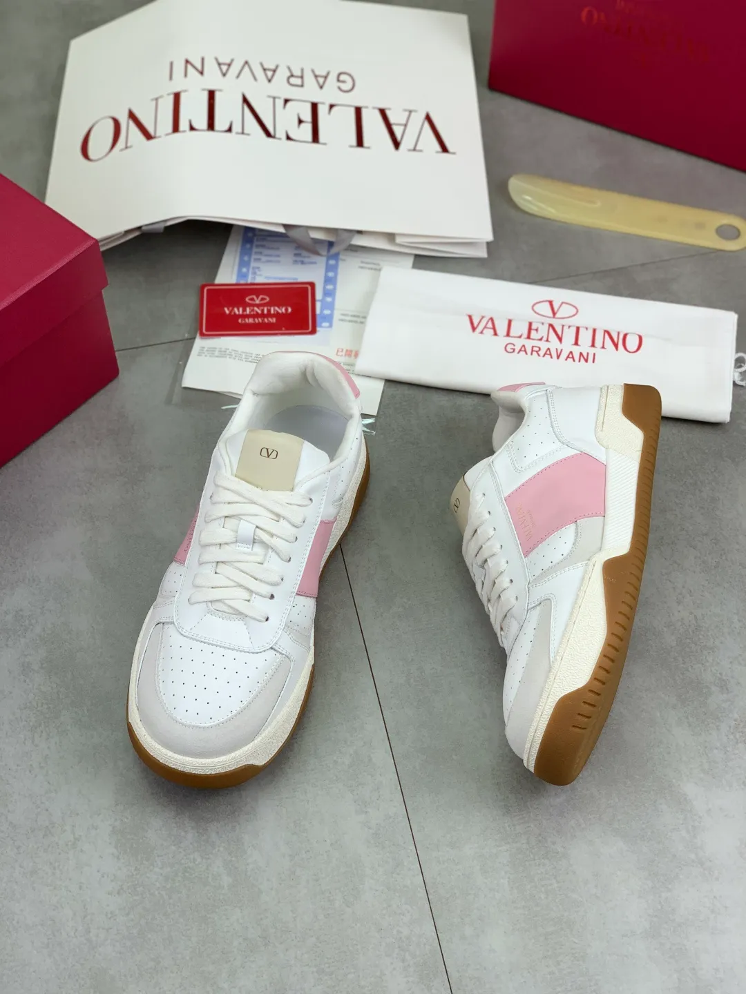 Men's men's shoes 💰P660 new top version of Valentino couple's bread shoes! Valentino Joie de Jouer series Velcro thick sole bread shoes couple style casual sports shoes white shoes original purchase development and production Joie de Jouer series simple style without losing style. The pure white base is paired with fresh green and soft beige, and the unique Velcro design highlights your personality. Every detail tells fashion and quality, wear it, take a confident step, and start the trend journey ✔️Fabric: Original customized imported first-layer cowhide ✔️Inner lining: Original customized soft sheepskin lining ✔️Outsole: Original molded non-slip TPU material ✔️Sole thickness: 3.5CM ✔️Size: Women's 35-41 Men's 38-46 (38. Male, 41 female, 46 non-refundable